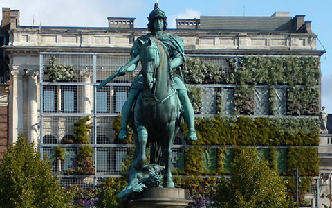 Gr&abreve;dini verticale, pere&tcedil;i verzi